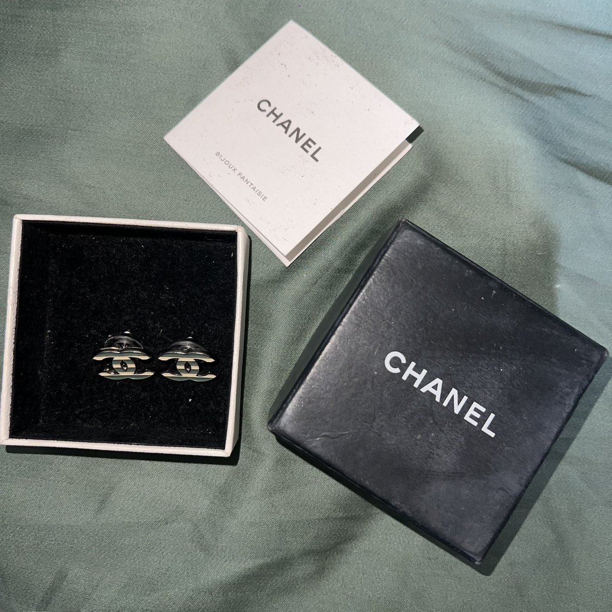 secondhand_1's tweet photo. #ส่งต่อ ต่างหู chanel 1.8 พร้อมกล่อง สภาพเก็บไว้นาน 5,500 บาท ค่า #ส่งต่อต่างหู #ส่งต่อแบรนด์เนม #แบรนด์เนมมือสอง #CHANEL #chanelearrings #usedchanel #usedchanelearrings #แบรนด์เนมแท้ https://t.co/6nA2zaKkLC