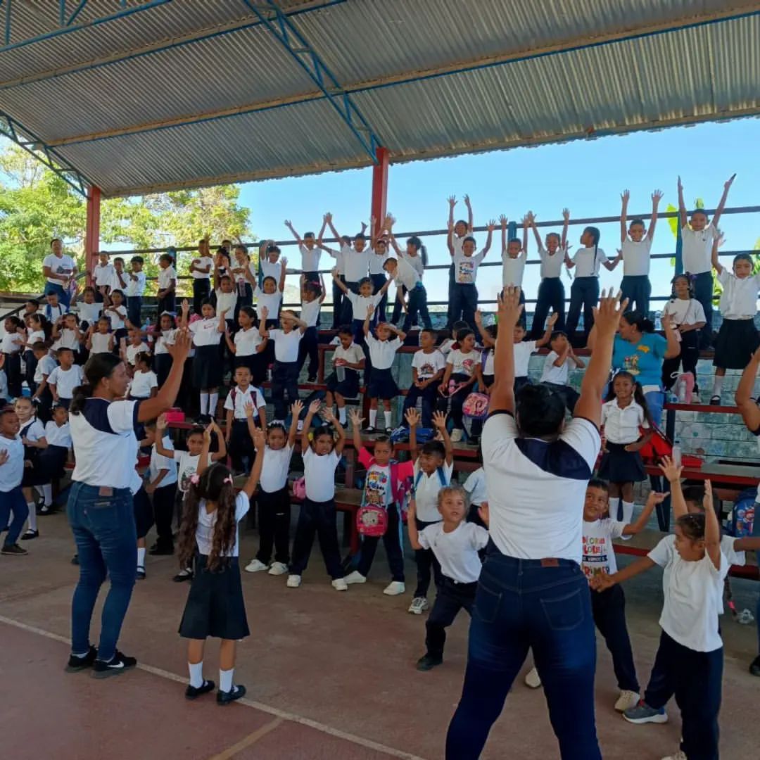 info_mppe's tweet photo. ✅📝 #NotiMPPE | Con diversas actividades deportivas y recreativas, se dio el cierre de la primera semana del inicio de las actividades académicas en el Edo. #Yaracuy, donde la población estudiantil participo masivamente con mucho entusiasmo.
Vía: ➡️ @chitomarj
@MPPEDUCACION https://t.co/nxs4W0UGrM