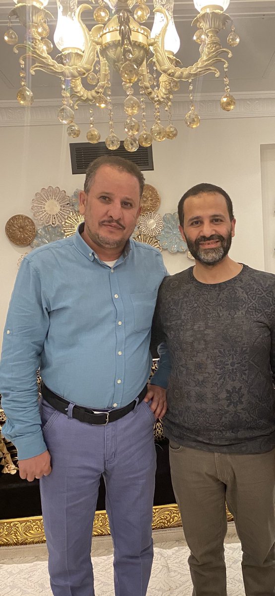 الشيخ حميد الأحمر كبر وارتقى وارتفع في عيون وضمير الشعب اليمني وكل الشعوب العربية 
الشيخ حميد معنوية تعانق عنان السماء