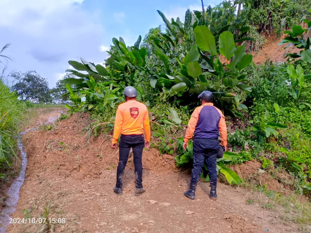 Tras las fuertes lluvias registradas en el edo. Sucre, funcionarios del Sistema Nacional de Gestión de Riesgo, realizaron una inspección en las comunas Loma del Carmen y Marín, debido a un deslizamiento de tierra cubriendo parte de la vialidad