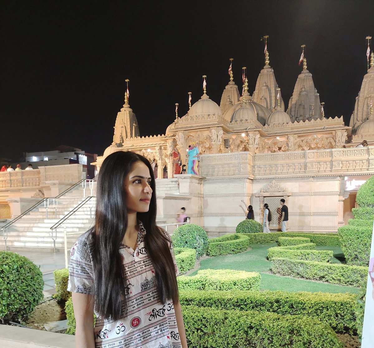 बलवानप्यशक्तोऽसौ धनवानपि निर्धनः |
श्रुतवानपि मूर्खोऽसौ यो धर्मविमुखो जनः ||

A person who is not hardworking and does not follow his religion is weak despite being powerful, poor despite being rich and ignorant despite being educated.

जो व्यक्ति कर्मठ नहीं हैं अपना धर्म नहीं