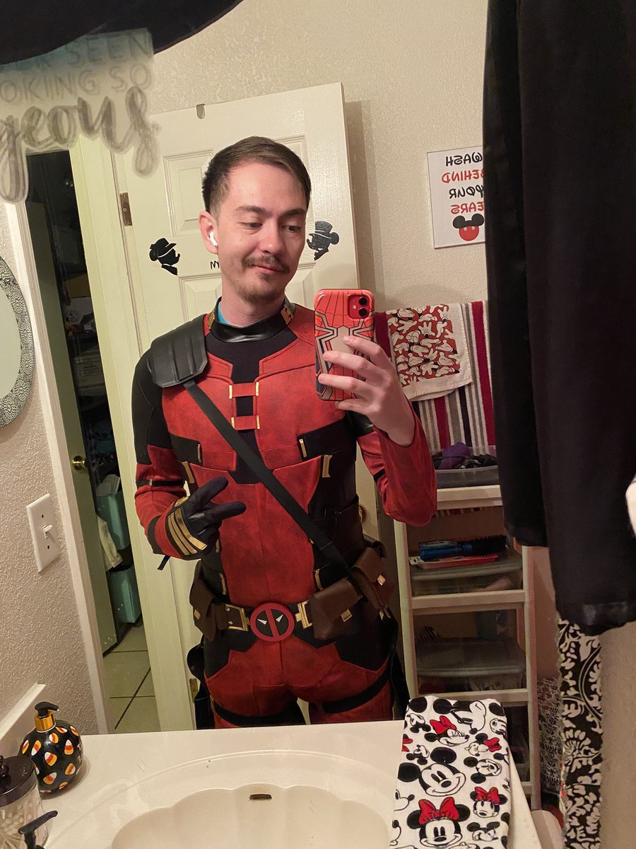 Tonysmyth20's tweet image. “SUCK IT FOX!! IM GOING TO DISNEYLAND!!!” @VancityReynolds any chance I could get a selfie with the legend himself? 😘 #DeadpoolAndWolverine
