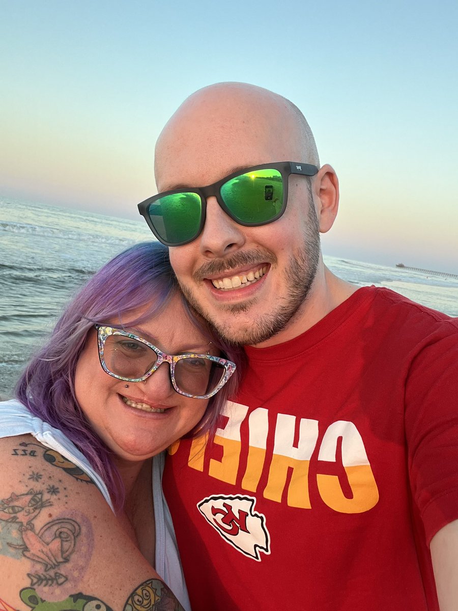 misskittykitcat's tweet photo. Golden hour @DrunkenDonuts_ https://t.co/w97ZRTiqyp