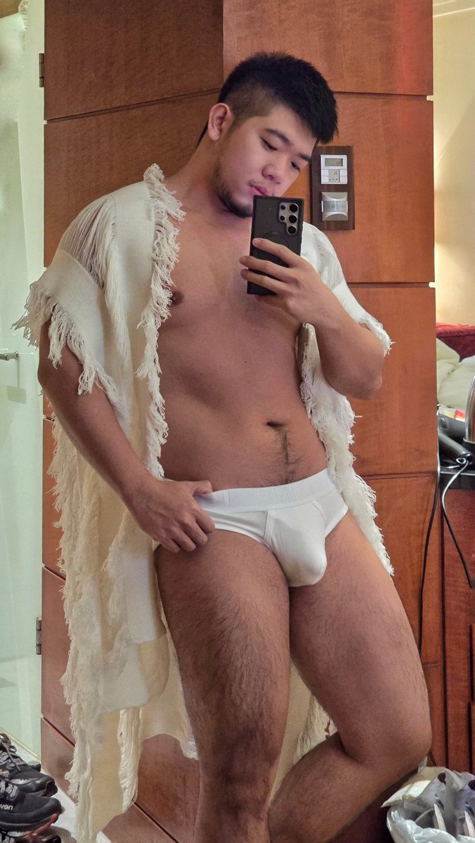 搭早安❤️昨天大家好奇在限動問 我身上那個流蘇是怎麼回事🤣是因為今天有Dress code啦🤣大家要穿白色or卡其色系🤩我決定一身白出席😎連內褲都符合主題🤣應該夠有誠意了吧🤍
/
好想念台灣🥹不論食物、人文素養、還是我的床🤣
#egypt #white #dresscode  #asianboy #briefs #tourist #firsttime #pyramid