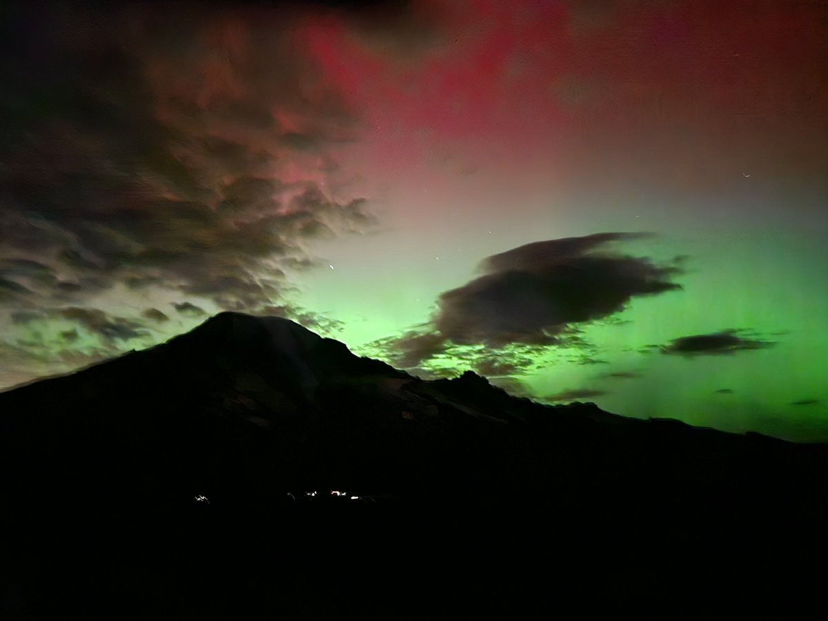 #lenticular #Auroraborealis #mountain quite the show tonight Mt Rainier #wawx