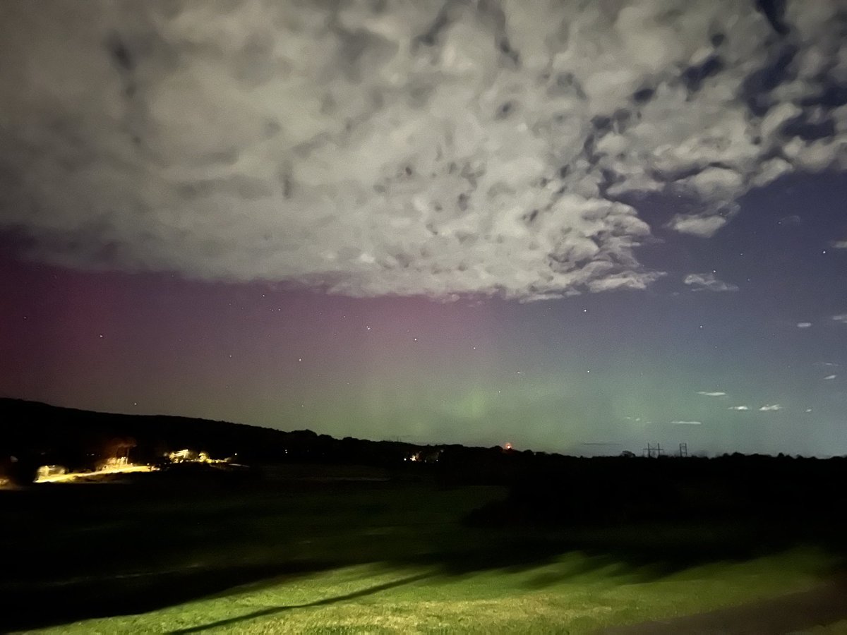 BarnardPeter6's tweet photo. Northern lights in Bloomfield right now!! ⁦@Eweather13⁩ ⁦@RachelFrank_CT⁩ ⁦@FOX61News⁩ https://t.co/nR39weif9c