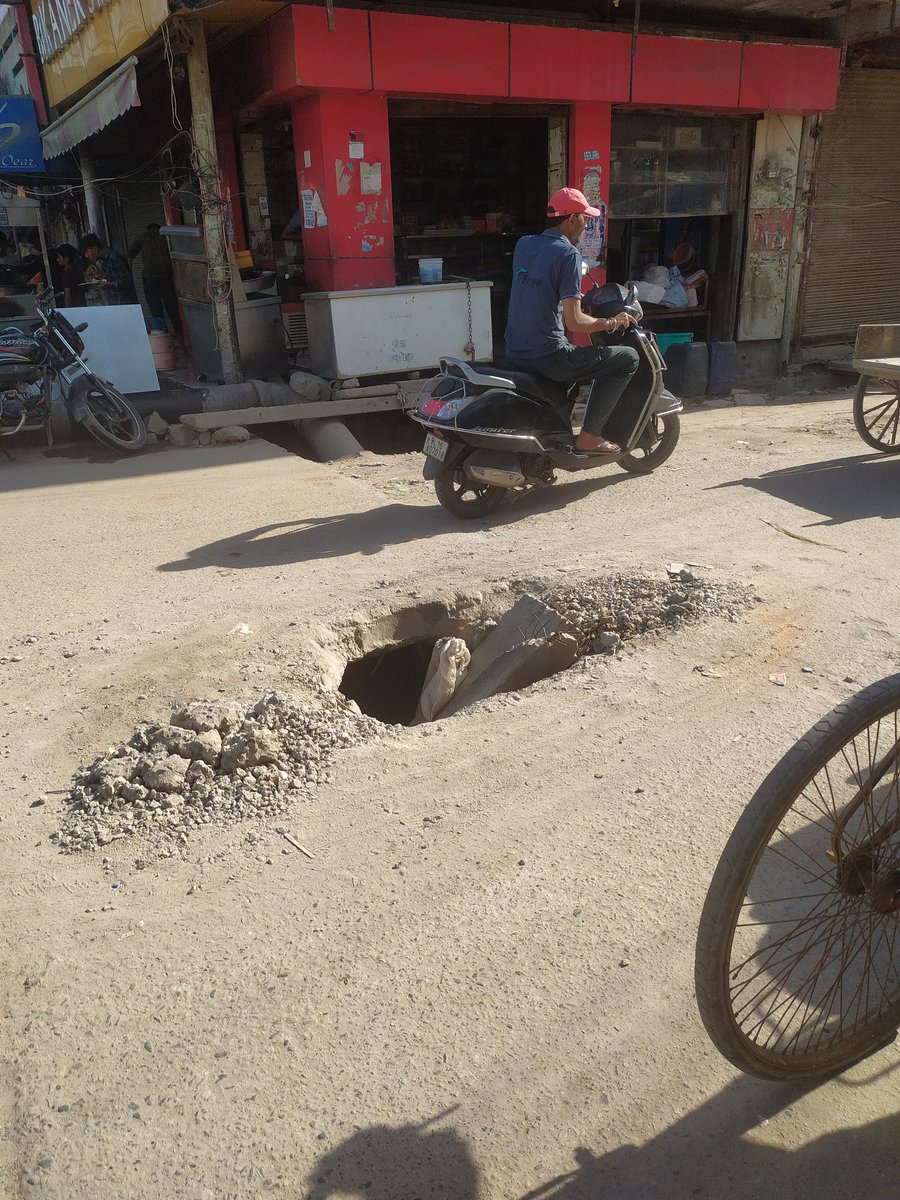 dssrwa's tweet photo. दयालपुर 33 फूटा रोड नेहरू विहार वार्ड, नाले के मेन होल का ढक्कन टूटा हुआ है लेकिन mcd में कोई सुनने वाला ही नहीं?@dc_snz_mcd/X @MCD_DELHI @Pramod_w45 @DMNorthEast1 https://t.co/OLFXSPVTY0
