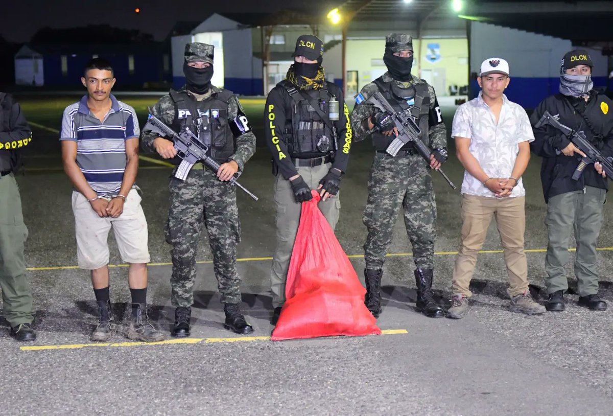 AereaHn's tweet photo. En operaciones de la lucha contra el narcotráfico, las FFAA  realizaron una importante operación en dónde tu #FuerzaAéreaHN🇭🇳, mediante sus aeronaves trasladó a dos detenidos y supuesta droga interceptada en El Paraíso, Iriona, Colón, la cuál fue trasladada hasta la #BaseHAM. https://t.co/KIYlcKP6oZ
