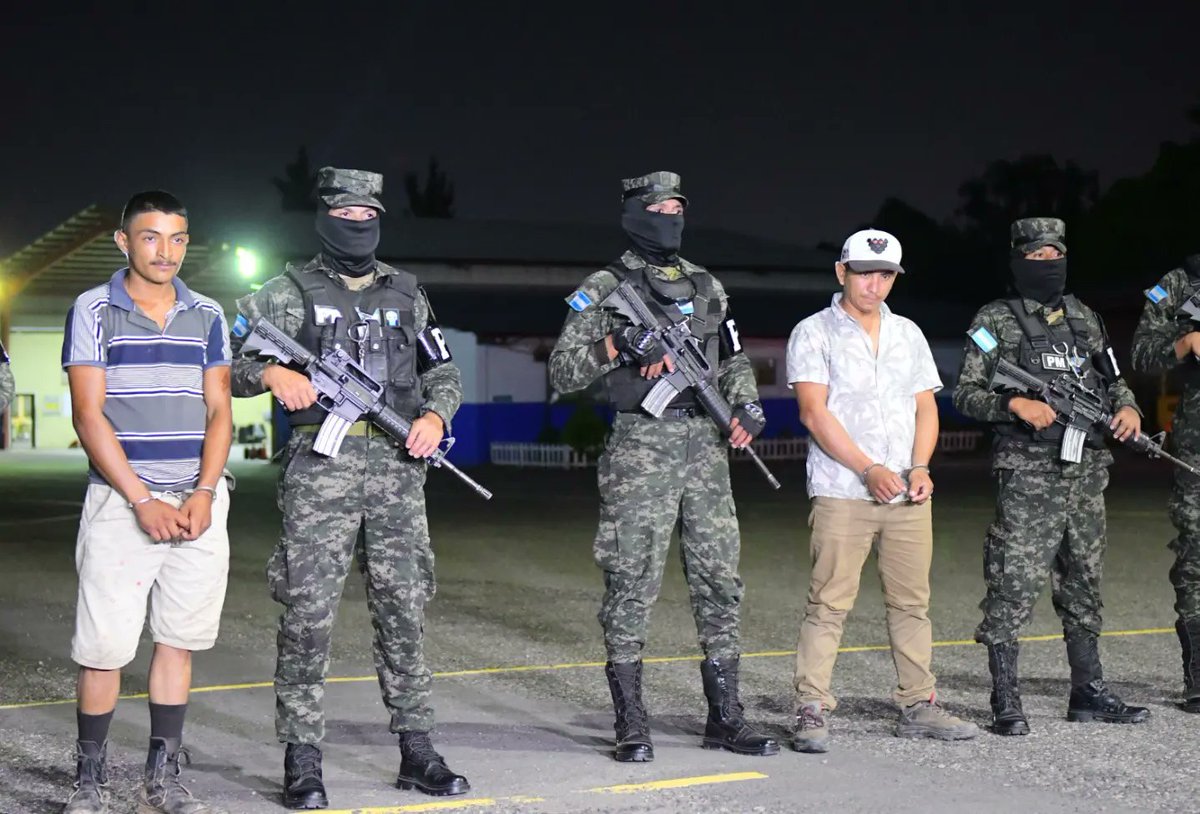 AereaHn's tweet photo. En operaciones de la lucha contra el narcotráfico, las FFAA  realizaron una importante operación en dónde tu #FuerzaAéreaHN🇭🇳, mediante sus aeronaves trasladó a dos detenidos y supuesta droga interceptada en El Paraíso, Iriona, Colón, la cuál fue trasladada hasta la #BaseHAM. https://t.co/KIYlcKP6oZ