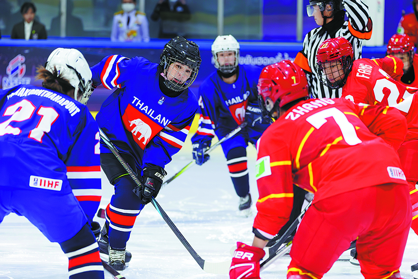 The first #China-Thailand Ice Hockey Friendly Match, with participation from #Thailand's Queen Suthida Bajrasudhabimalalakshana, was held in Thailand's capital Bangkok on Sunday evening. The match ended with a draw with both teams scoring six goals each. bit.ly/3U1klqF