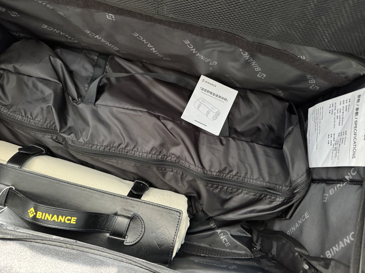 给大家抽个奖，币安的露营野餐垫➕露营手提箱子（抽中的老铁只需要出运费即可）转发这条推文➕关注我即可参与。明天晚上开奖。