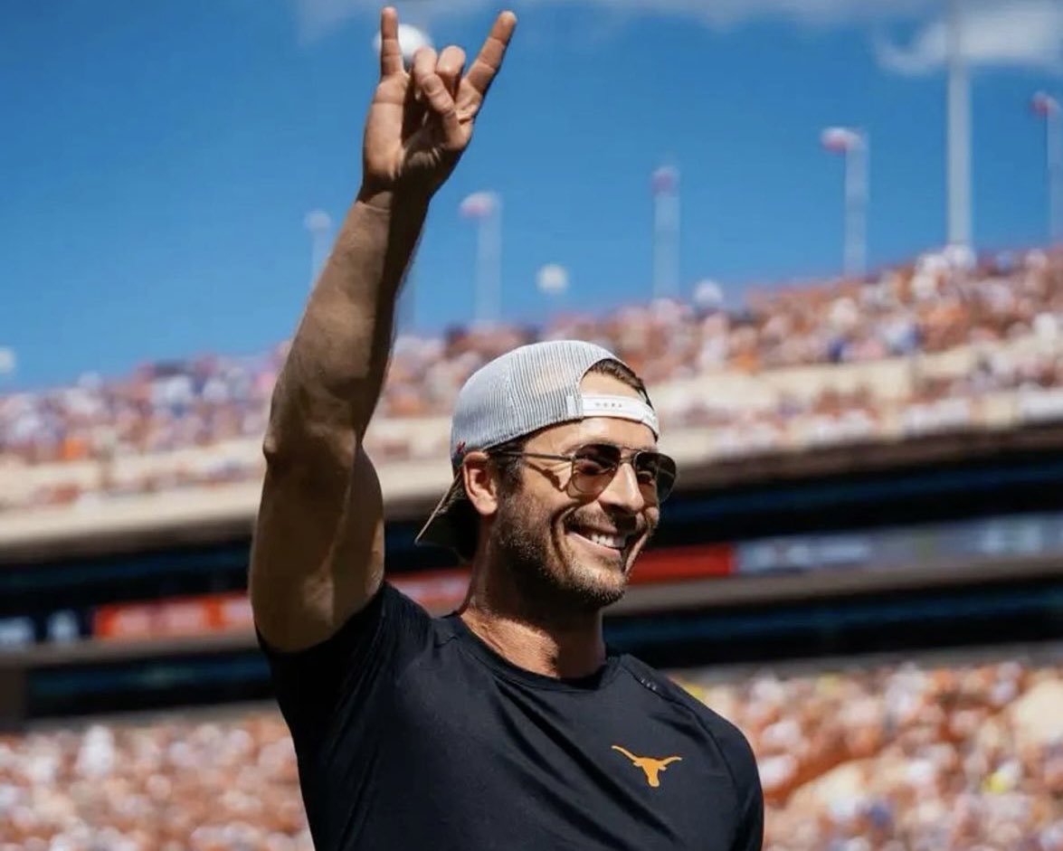One thing about Glen Powell is he’s gonna throw up them horns 🤘🏼