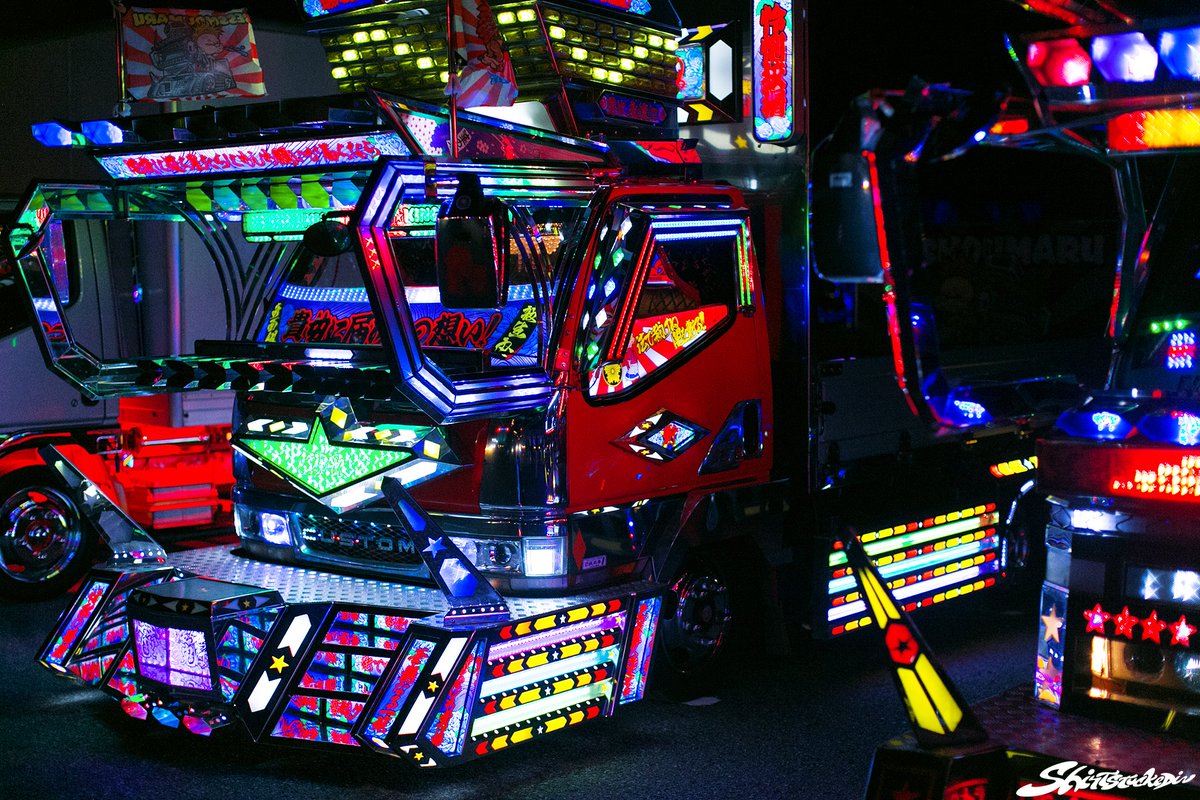 SHIRTSTUCKEDIN tweet media