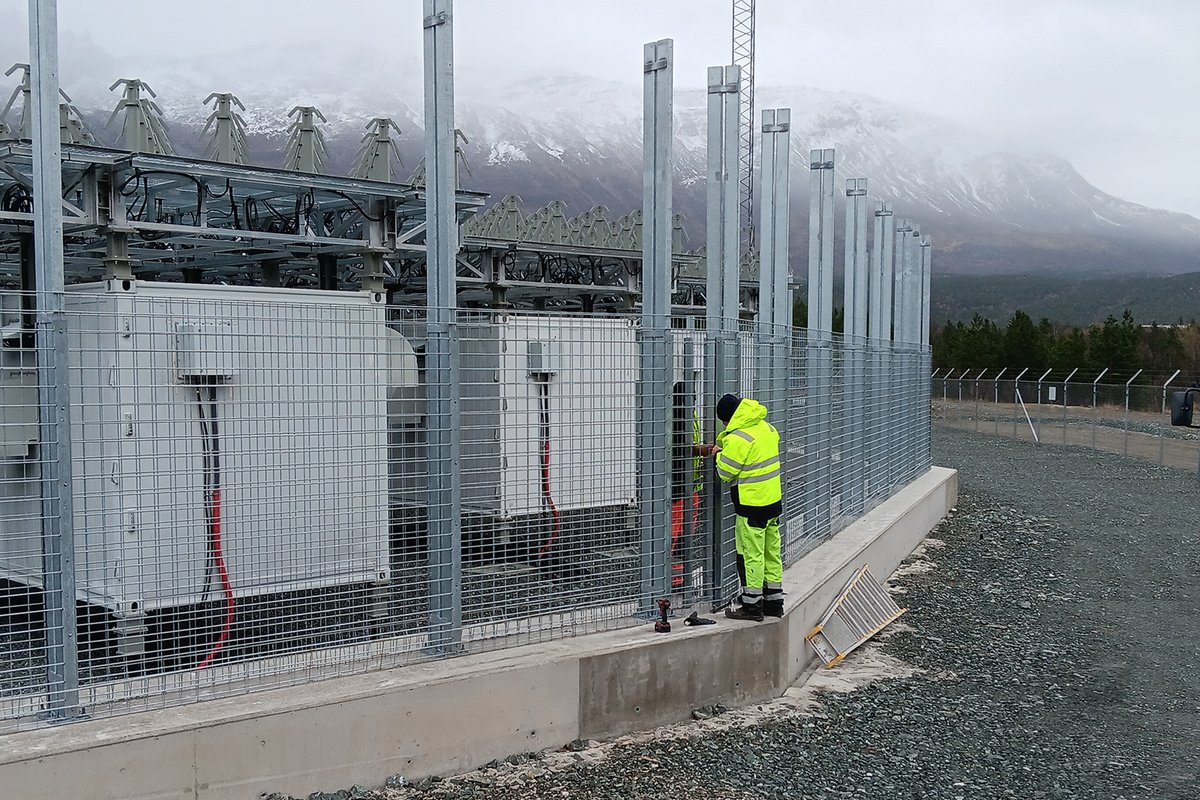 EISCATofficial's tweet image. The installation of the RF fence (radio frequency) in #Skibotn is coming along. 

One more step on the way to a functioning #EISCAT3D