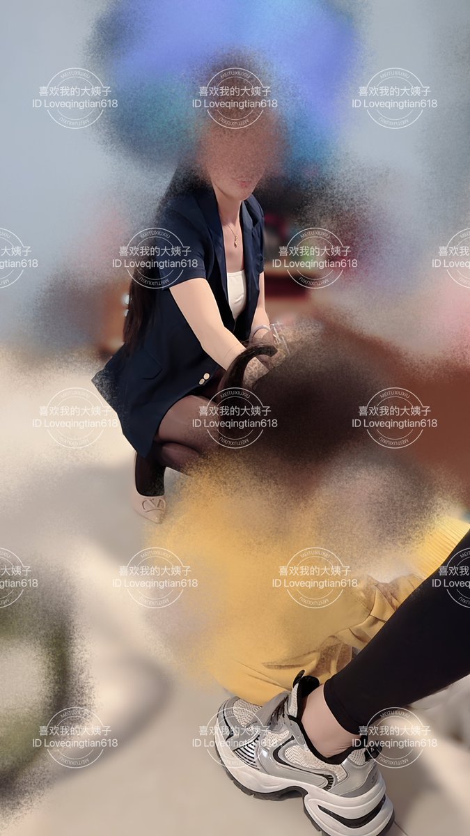 下班回家了，姐妹俩都在家呢
我问大姐，今天怎么穿的职业装，我发现你穿职业装还挺好看的，老婆也在旁边，大姐说规定穿职业装的，只不过我不想穿，大姐说，穿职业装的女人是不同的美，不过也没你老婆漂亮，我笑了，老婆也笑了，最后一张照片，大姐拍老婆屁股怎么感觉你练瑜伽屁股翘了，被我抓拍了下来 https://t.co/eZhteY0zPu