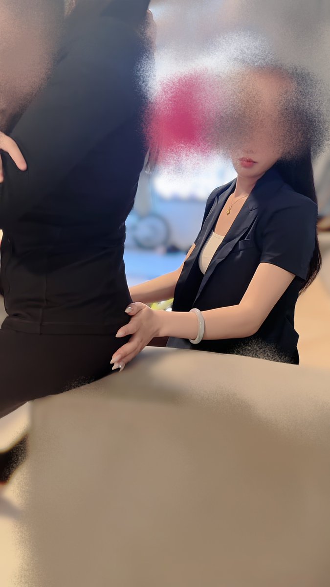 下班回家了，姐妹俩都在家呢
我问大姐，今天怎么穿的职业装，我发现你穿职业装还挺好看的，老婆也在旁边，大姐说规定穿职业装的，只不过我不想穿，大姐说，穿职业装的女人是不同的美，不过也没你老婆漂亮，我笑了，老婆也笑了，最后一张照片，大姐拍老婆屁股怎么感觉你练瑜伽屁股翘了，被我抓拍了下来 https://t.co/eZhteY0zPu