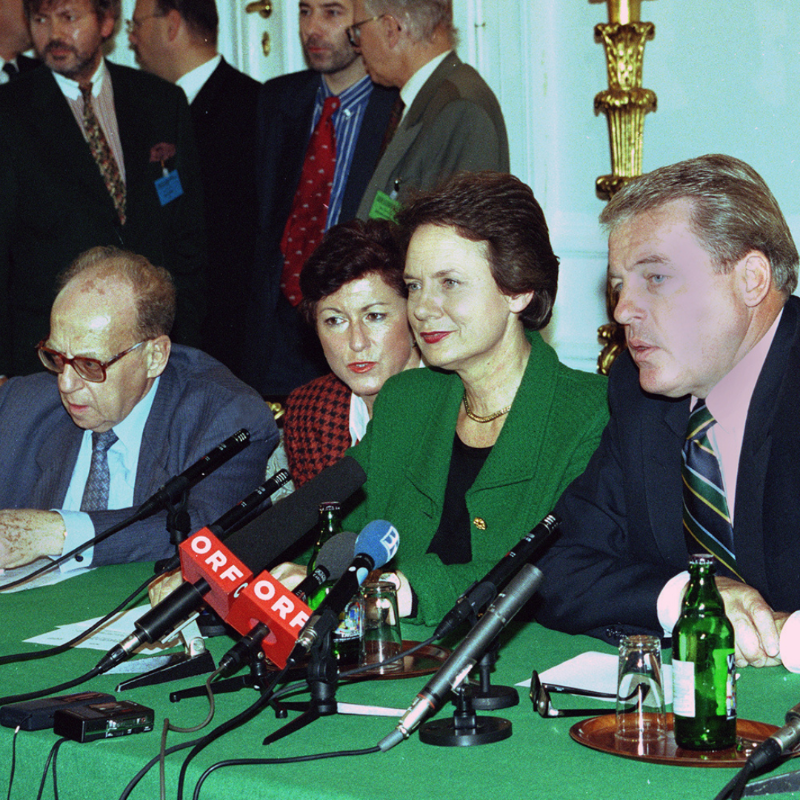 coe's tweet photo. #OnThisDay in 1993, #CouncilOfEurope held the #ViennaSummit, uniting leaders to shape new directions for a rapidly growing organisation.
Post-Soviet states adopted constitutions embracing #HumanRights, #Democracy & the #RuleOfLaw.
Learn more 👇