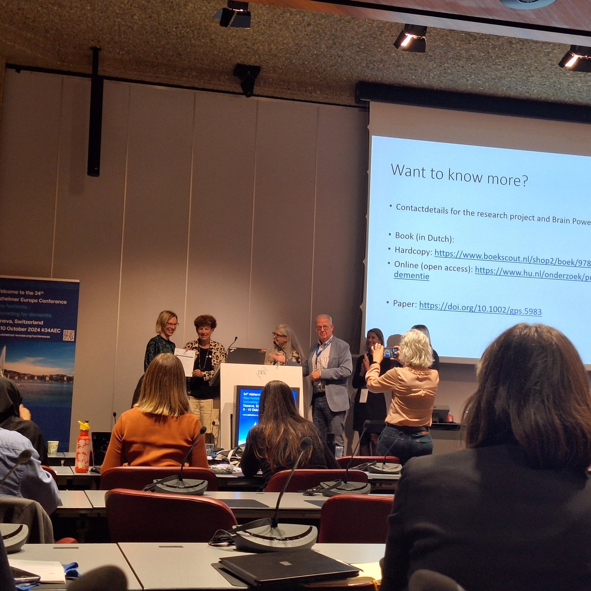 <a href="/JacobaHuizenga/">Jacoba Huizenga</a> receiving the much deserved interdem academy publication award for her work on what matters in everyday life for people living with dementia. 👏🎖 onlinelibrary.wiley.com/doi/full/10.10…