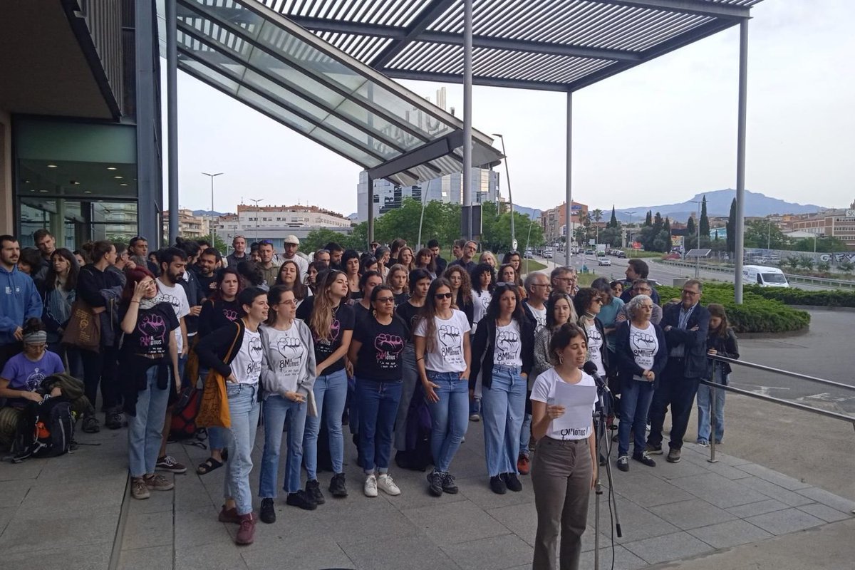 #REPRESSIÓ | Condemnades les set activistes de <a href="/8MilMotius/">8 Mil Motius</a> a un any i mig de presó per tallar les vies de FGC durant la primera vaga feminista directa.cat/condemnades-le… La pena també exigeix més de 26.000 euros d'indemnització a l'empresa ferroviària i pagar els costos del judici
