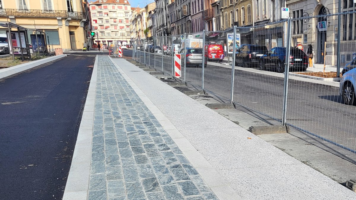Planbarchitecte's tweet photo. Le chantier de la place de l’Hôtel de Ville et de la rue Jean Jaurès à Roanne avance. 
Merci aux riverains et aux commerçants pour leur compréhension ! 
Nous remercions la Ville de Roanne pour sa confiance et toute l’équipe de MOE Atelier du Bocal, Cap vert et Le Point Lumineux ! https://t.co/38ODHxRd64