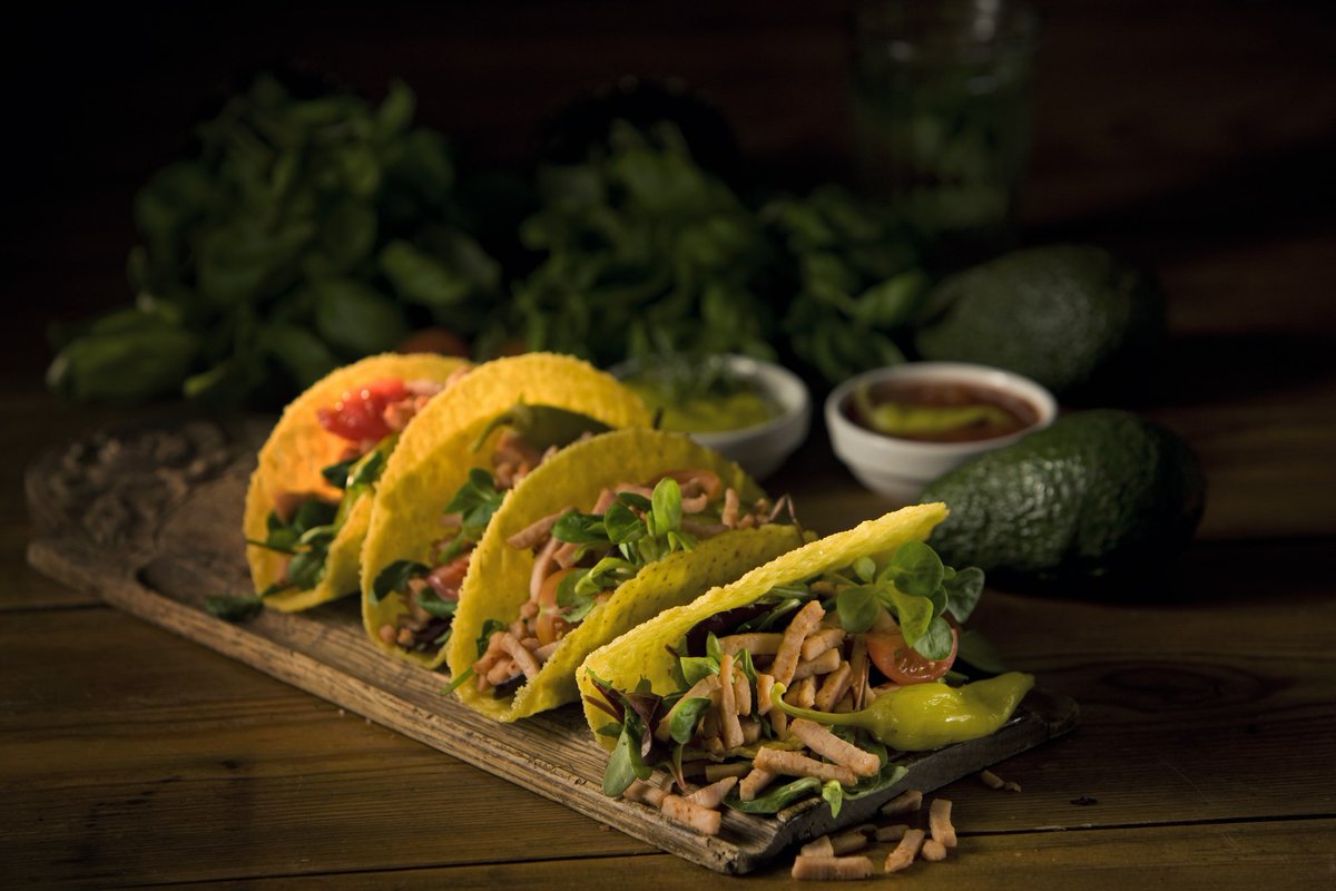 TIP-TAP, pikkujoulukausi lähestyy! Entä jos tarjoaisit ystäville tacoja joulutwistillä: täytteenä kotimainen kinkku ja paahdetut juurekset? Muistathan valita lihatiskiltä kotimaista lihaa – se on turvallista, valvottua ja jäljitettävää. 🇫🇮 #hyväälihasta #suomalaistalihaa