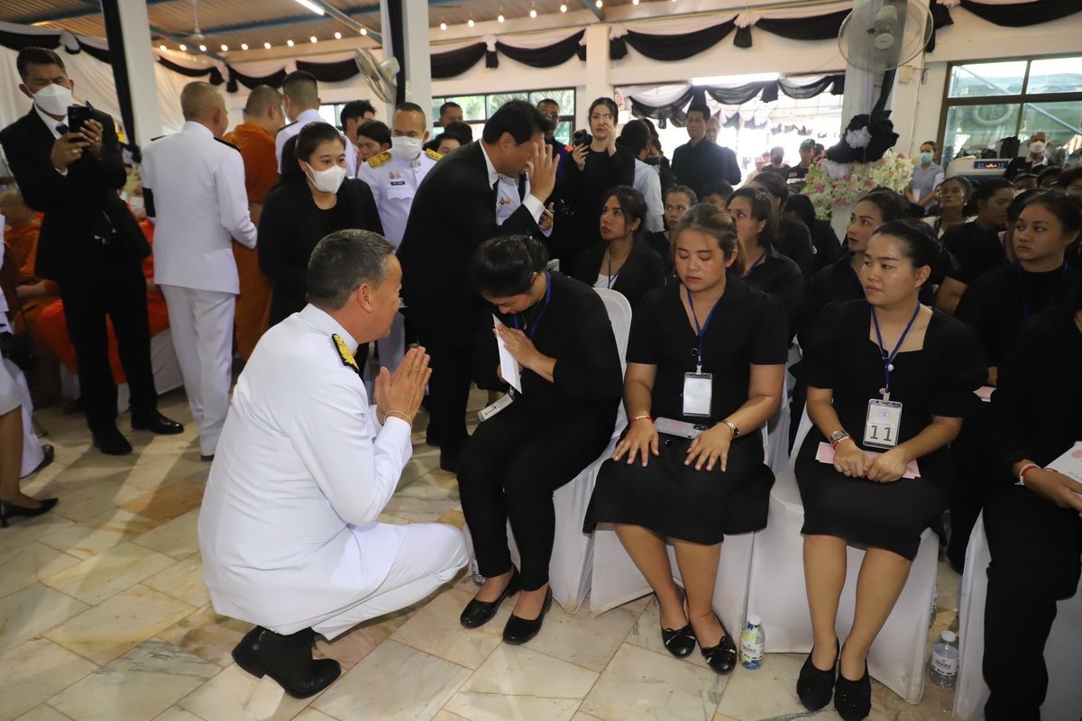 อดีตนายกฯ เศรษฐา ควักเงินส่วนตัวให้กับครอบครัวผู้เสียชีวิตจากอุบัติเหตุรถบัสทัศนศึกษา #ไฟไหม้รถบัส ครอบครัวละ 10,000 และได้เดินมอบให้ด้วยตัวเองทีละครอบครัว