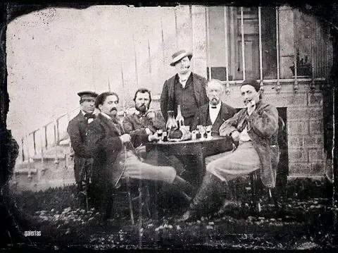 La photo unique de Vincent VAN GOGH (à gauche de l'homme debout avec sa pipe) et de Paul GAUGUIN (à l'extrême droite) réunis ensemble à MONTMARTRE en 1887. 🤗👍