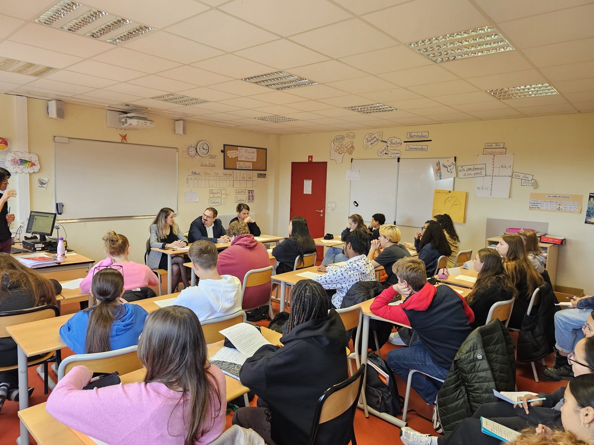 Tribunal de Cusset au collège. Nous accueillons le président du tribunal, la substitut du procureur et une greffière. Découverte des métiers, des procédures. Debrief sur une audience de la semaine dernière.  Merci pour cette belle séance très riche!@DSDEN_03 <a href="/acclermont/">Académie de Clermont-Ferrand</a>