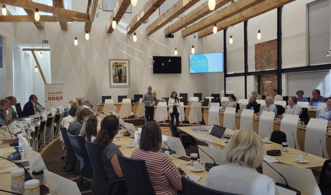 "De raadsgriffier dient qua salarisschaal ingedeeld te worden op een schaal 1 of 2 onder die van de burgemeester." Dit adviseren de Nederlandse Vereniging voor Raadsleden en de Vereniging van Griffiers aan de werkgeverscommissies van alle gemeenteraden. 

raadsleden.nl/actueel/nieuws…