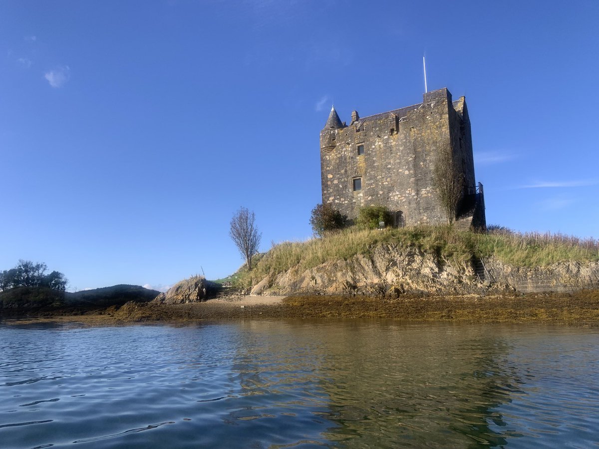 DenisRobson2's tweet photo. Memorable short day kayaking on Loch Linnhe with a visit to Castle Stalker. Been on my paddling list for years. #argyllsecretcoast #kayakingadventures @wildaboutargyll https://t.co/V9siFei4PD