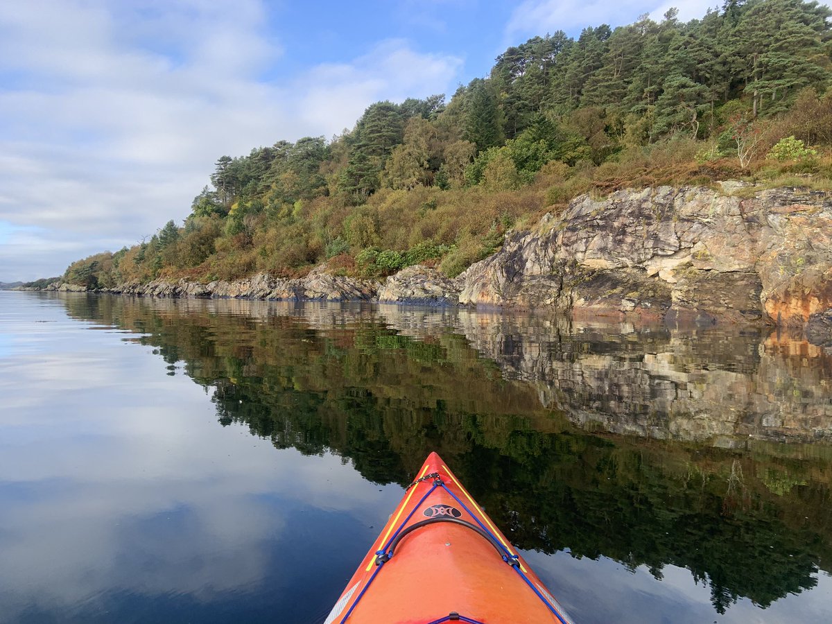 DenisRobson2's tweet photo. Memorable short day kayaking on Loch Linnhe with a visit to Castle Stalker. Been on my paddling list for years. #argyllsecretcoast #kayakingadventures @wildaboutargyll https://t.co/V9siFei4PD