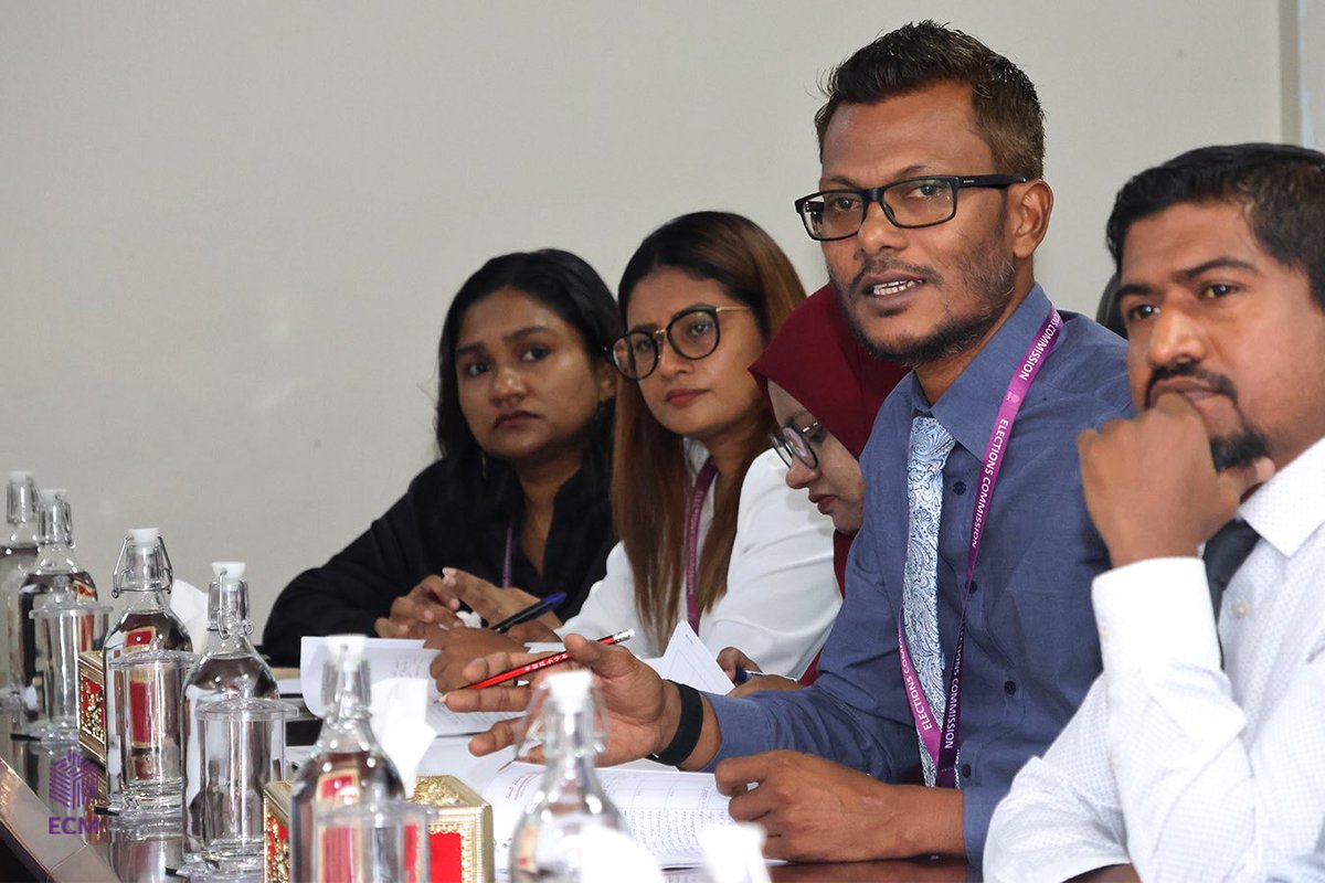 ElectionsMv's tweet photo. ސިޔާސީ ޕާޓީގެ ޤާނޫނަށް ހުށަހަޅާ އިޞްލާޙުތަކާ ގުޅޭގޮތުން،   ސިޔާސީ ޕާޓީތަކާ މަޝްވަރާކުރުމަށް ބޭއްވި ބައްދަވުން. https://t.co/9aPk64Zp2g