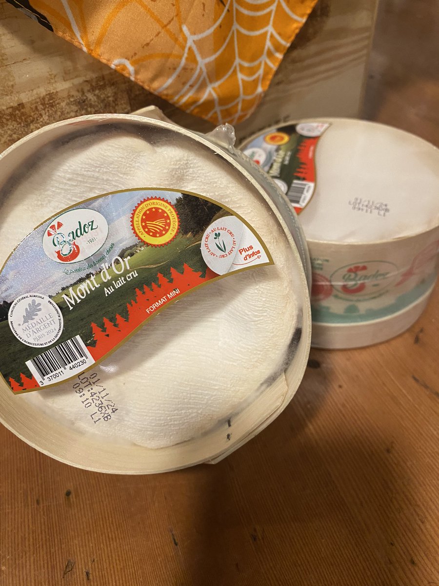 maru_standbar's tweet photo. 🇫🇷フランス産モンドール今年も入荷いたしました！！お値段も昨年と同じ価格で販売いたします。ちなみに税抜価格3980円です‼️宮田屋で販売中。maruでもお出ししております🍷
#宮田屋　#ワイン　#モンドール  #バル https://t.co/W714h4wLEb