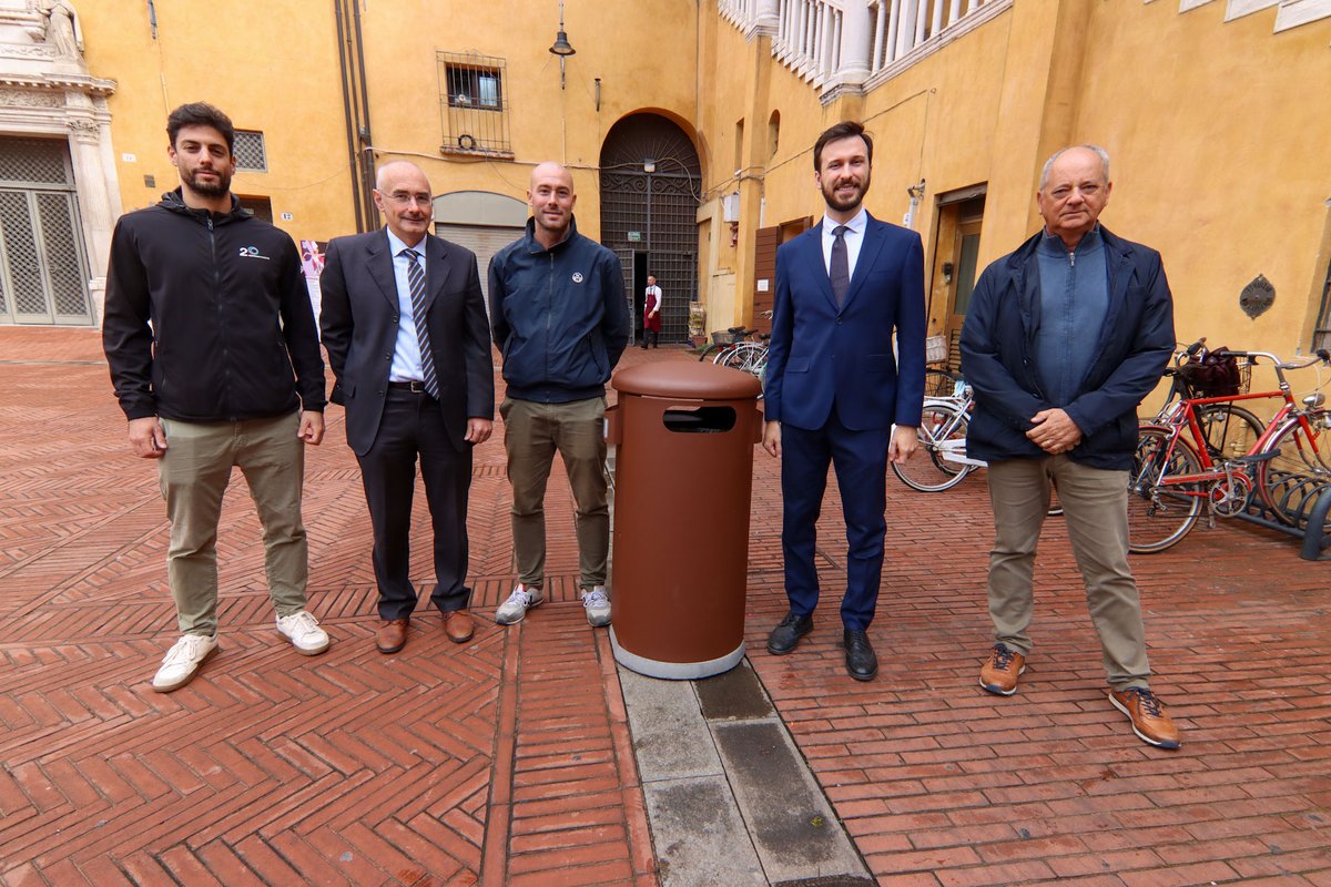 GruppoHera's tweet photo. Il @ComuneDiFerrara dà il via alla sostituzione di 1.500 contenitori in città, dal centro alla periferia. L'operazione, in sinergia con il #GruppoHera, fa parte di un programma più ampio che incentiva un uso corretto dei cestini a #Ferrara. 👇
https://t.co/UCPs2SVXVD https://t.co/0RKIDjpaGb