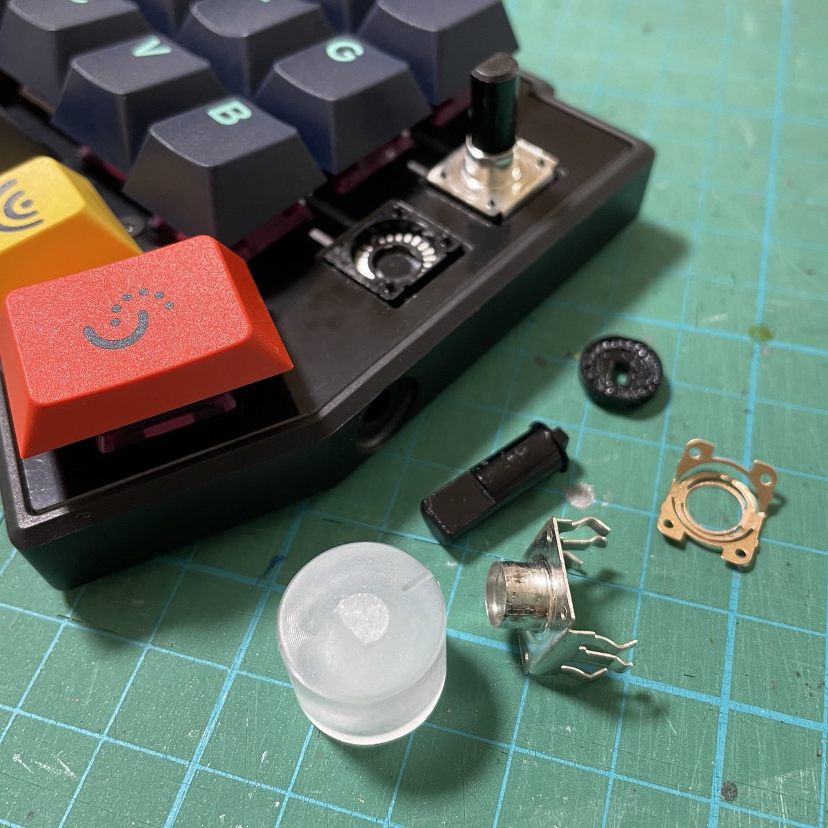 これからCorne V4 Cherry の壊れてしまったロータリーエンコーダを交換