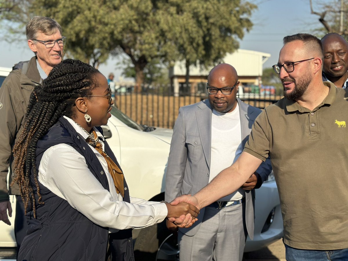 OfficialGDARD's tweet photo. MEC @VuyiswaRamokgop at
Tshwane Fresh Produce Market.
Among the many success stories, one stands out: Phetogo Poultry Broiler Meat Processing Facility, a thriving local producer of fresh, high-quality chickens. 
#GrowingGautengTogether
#MadeInGP https://t.co/KdeYPQr5EG