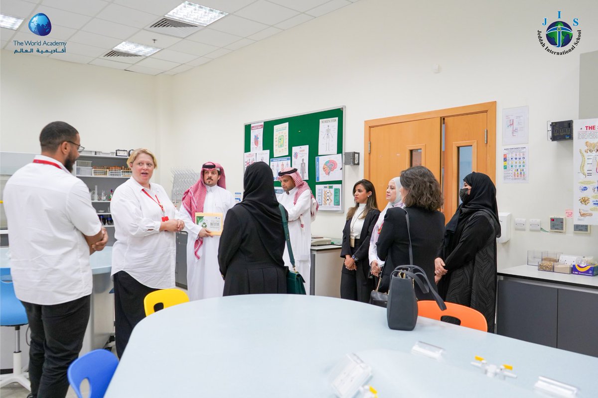 TWA_KAEC's tweet photo. زيارة وفد التعليم لمدرسة #أكاديمية_العالم للتجول في المبنى ومتابعة مرحلة التخطيط بعد اختيارها ضمن برنامج #المدارس_الخضراء و #المدارس_الزرقاء. https://t.co/n7ttS93Wt0