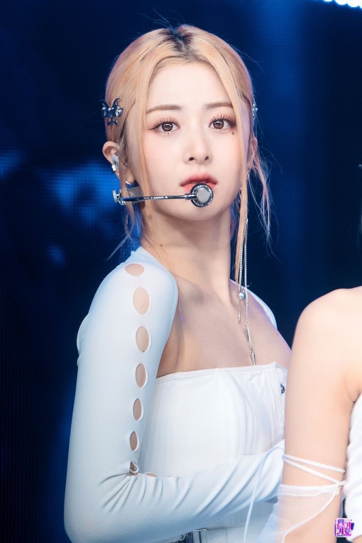 허댕아 생일 너무 축하해 🥹🩷
맛있는거 많이 먹고 좋은 하루 보냈으면 좋겠당 사랑해🫶
 #BloomingArtistYunjinDay
#허윤진에게_미치는_이유