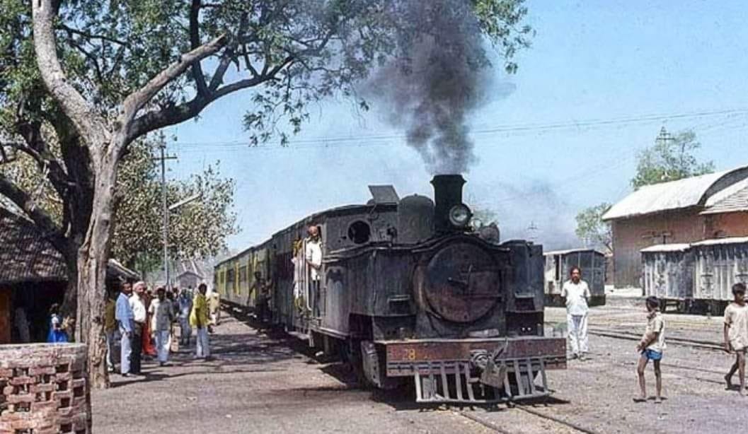 _dhnanjay_'s tweet photo. पहली बार 1911 में परिचालन आरंभ हुआ था डेहरी रोहतास लाइट रेलवे| इसे संक्षिप्त में DRLR कहते थे। 1984 में इसका परिचालन बंद हो गया।
(तस्वीर DRLR स्टेशन डेहरी का 1976 का है।)
DRLR-DEHRI ROHTAS LIGHT RAILWAY
2008 स्वीकृति मिली है इस लाइन को लेकिन अभी तक इसके राशि का आवंटन नही हुआ https://t.co/X9w6yM1kV0