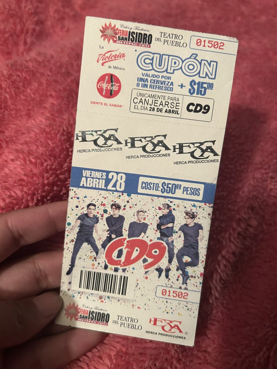 andrea13_reyes's tweet photo. Regrésenme a cuando con 50 pesos veía a los CD9 😭❤️ https://t.co/hAAj6vRzz4