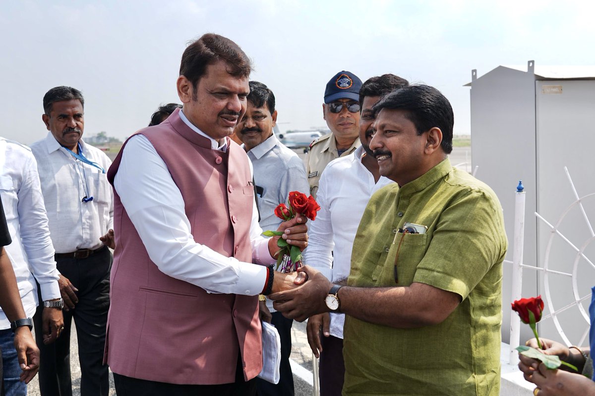 Dev_Fadnavis's tweet photo. 🕥 10.30am | 8-10-2024📍Solapur | स. १०.३० वा. | ८-१०-२०२४📍सोलापूर.

🔸Arrival at Solapur
🔸सोलापूर येथे आगमन
🔸सोलापुर में आगमन

#Maharashtra #Solapur https://t.co/xJ0qc7BASP