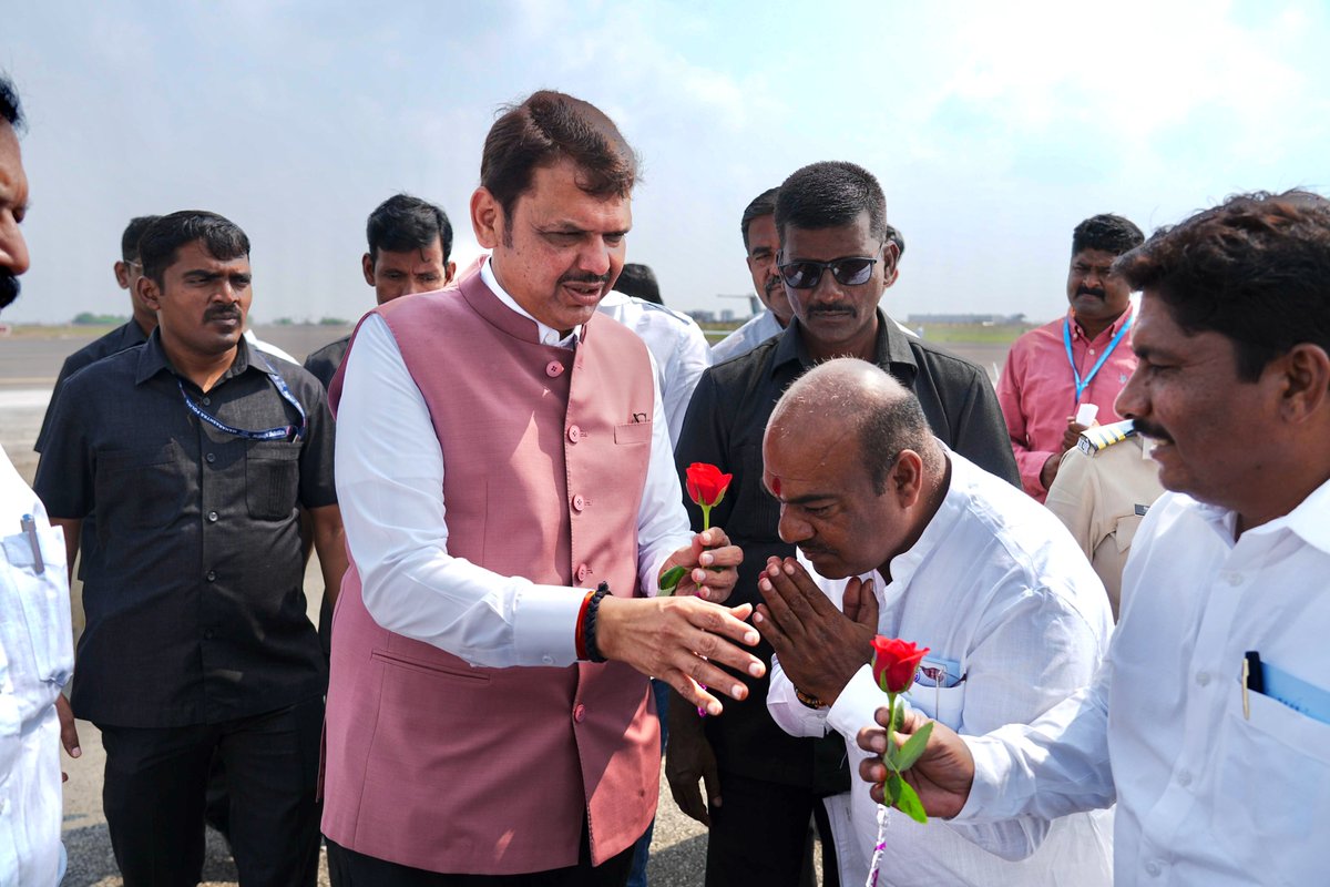 Dev_Fadnavis's tweet photo. 🕥 10.30am | 8-10-2024📍Solapur | स. १०.३० वा. | ८-१०-२०२४📍सोलापूर.

🔸Arrival at Solapur
🔸सोलापूर येथे आगमन
🔸सोलापुर में आगमन

#Maharashtra #Solapur https://t.co/xJ0qc7BASP