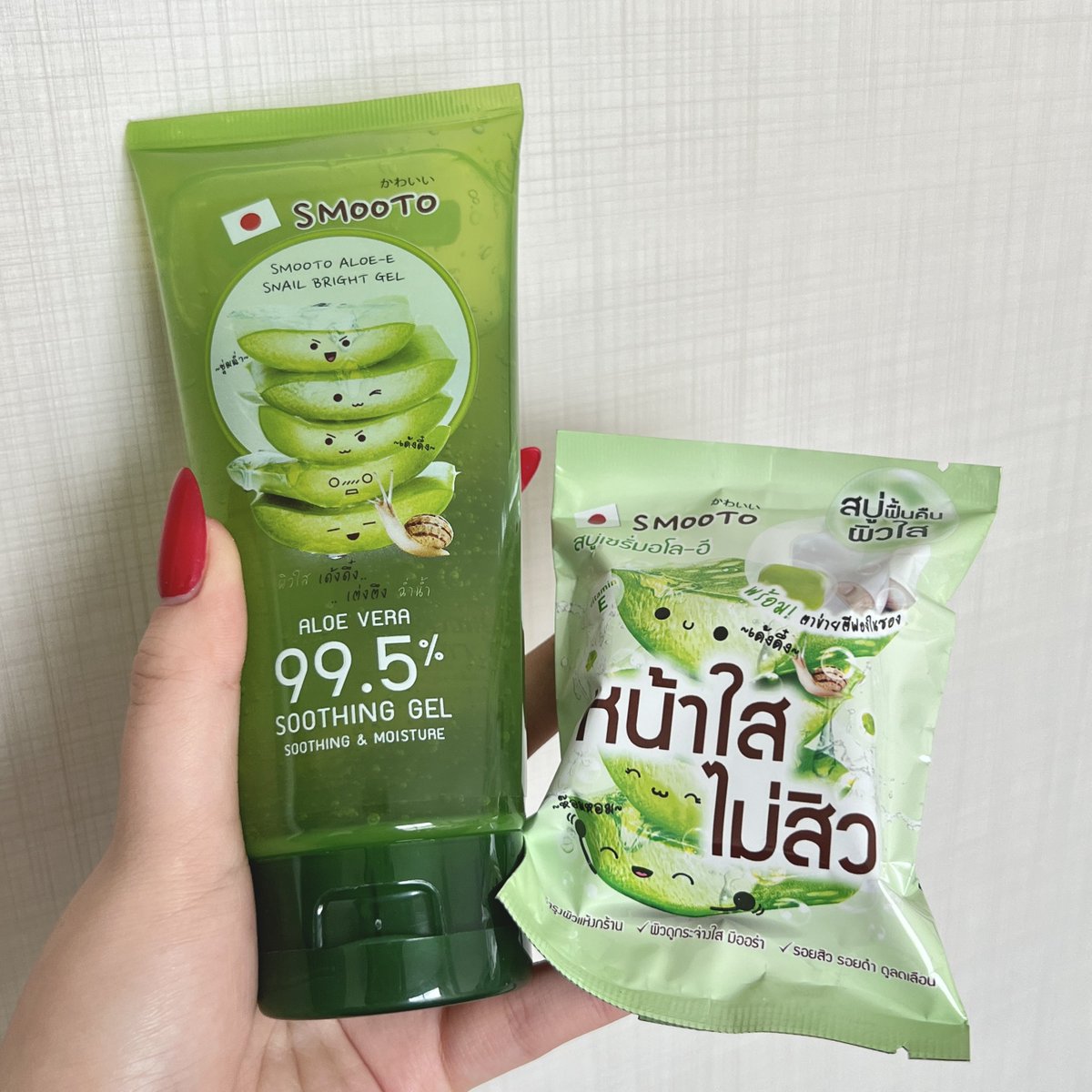 สบู่ล้างหน้าที่นี่ใช้เป็นของ Smooto ละพึ่งรู้ว่าดีมากก ตัวนี้ช่วยเพิ่มความชุ่มชื้น ให้ผิวกระจ่างใส หน้านุ่มด้วย ตอนที่ใช้แรกๆนึกว่าใช้ละหน้าจะแห้งแต่ไม่เลย ละ #เจลอโลสมูทโตะ ของเค้าก็เริ่ด กลิ่นหอมละซึมง่าย อันนี้ช่วยลดรอยสิวด้วยย พิกัด 7/11 และร้าน Beauty Shop ทั่วประเทศเลยค้าบบบ