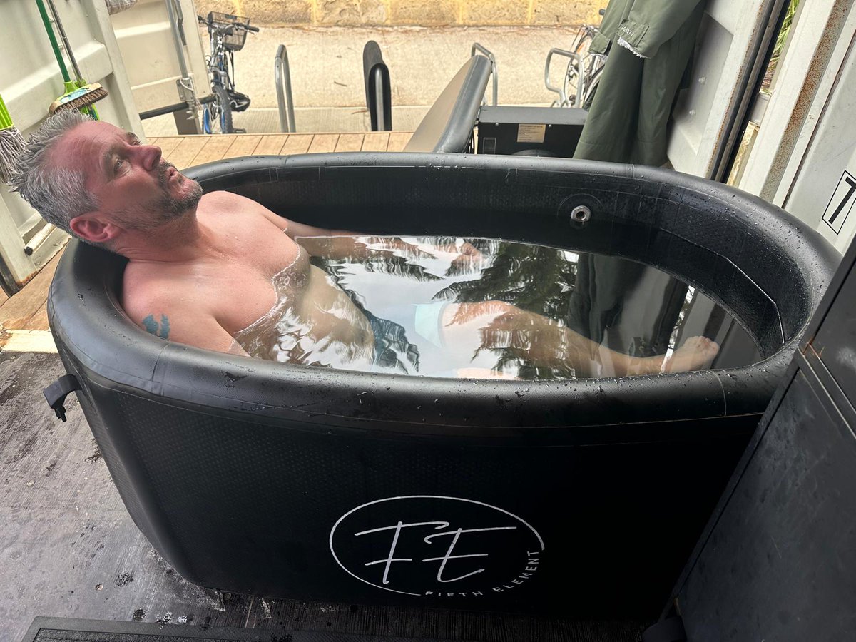 SWer135's tweet photo. First ice bath at Neighbourhood Sauna. 3mins after being in the sauna. Quite the experience #chankin https://t.co/EdPByZkdjX