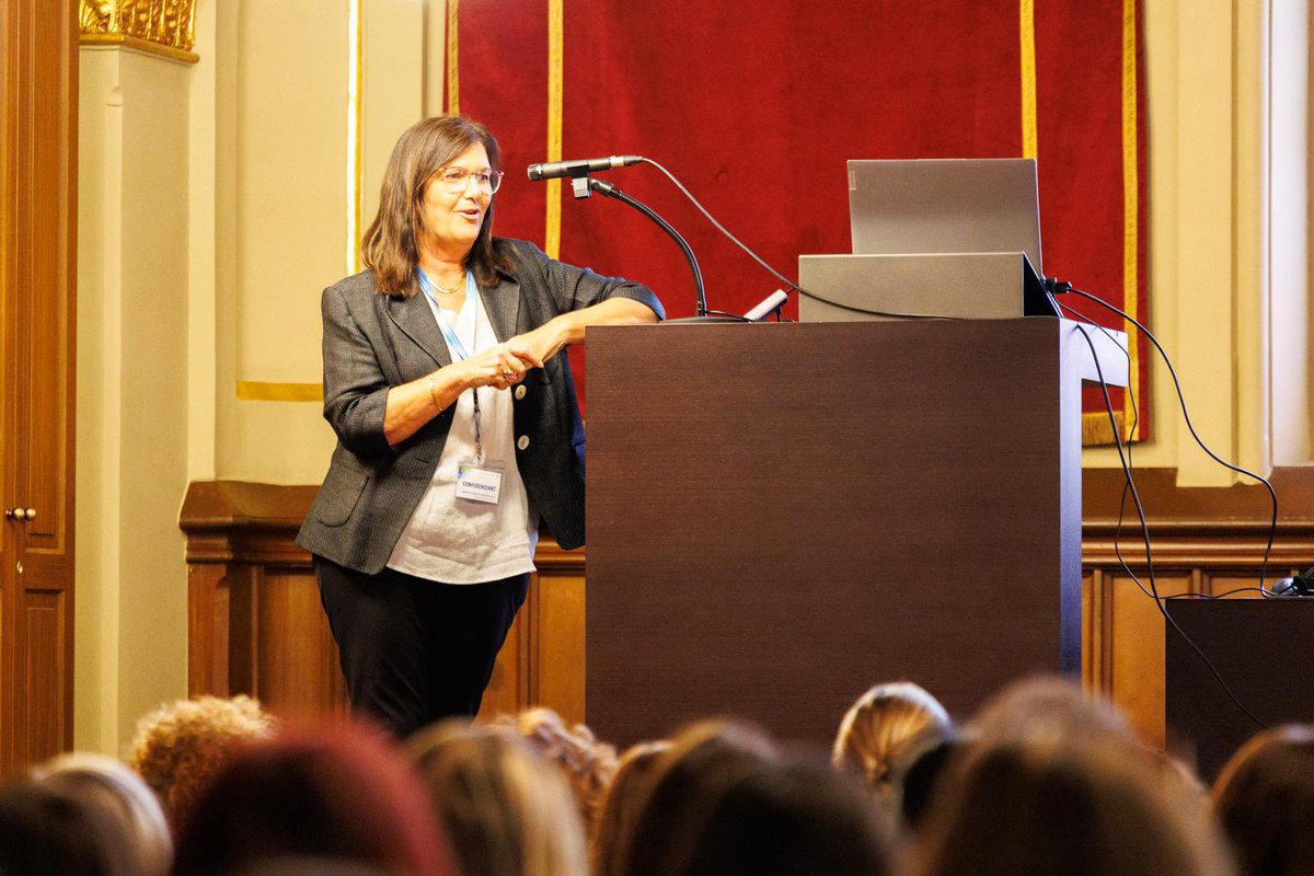 PalacinMaria's tweet photo. Conferencia Inaugural @codita_tgn en la Jornada de Enfermería Hospitalaria de Tarragona @MasterGrupos impartiendo sobre “ El Arte de Liderar (Te)” https://t.co/a5QIdHkPah