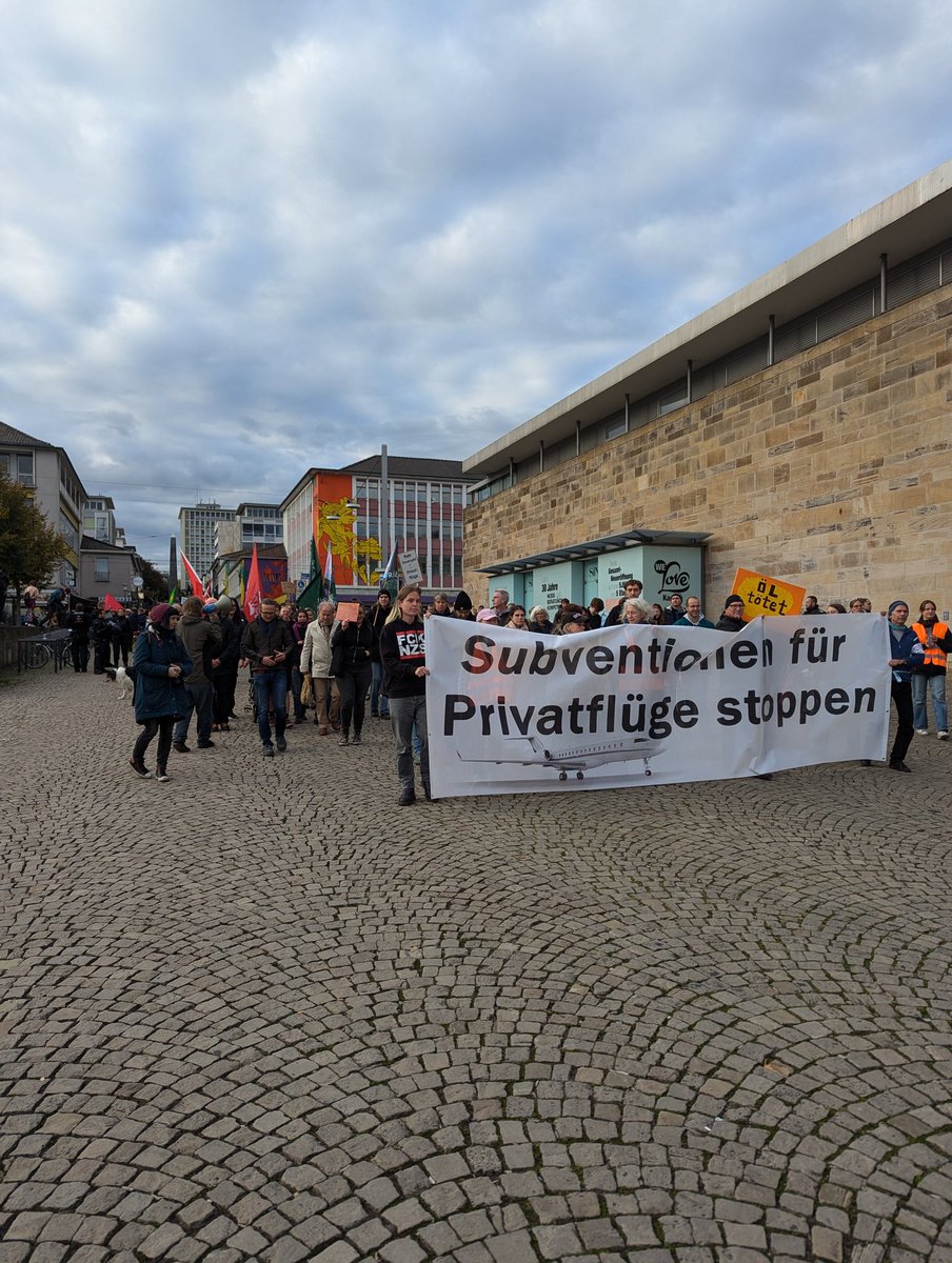 SFFKassel's tweet photo. Am Freitag waren wir mit 400 Kasseler*innen auf der Straße gegen die Subventionierung des Flughafens Kassel-Calden. .
Die Proteste werden weiter gehen - deswegen treffen wir uns am Donnerstag (10. Oktober) um 17:30 Uhr im Politzentrum am Altmarkt (Die Freiheit 19)! https://t.co/PNoSlLKvpP