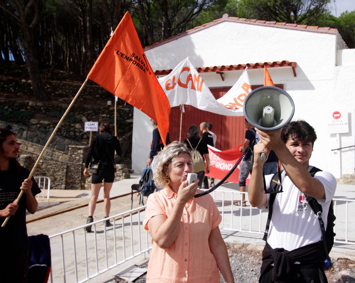 SosCostaBrava's tweet photo. Algunes imatges cedides per Rafal Goluszka de l'exitosa mobilització de diumenge per reclamar l’obertura del Camí de Ronda entre la platja de Garbet i Colera. Més de 200 persones es van aplegar a l'acte reivindicatiu la Cala Port Joan: https://t.co/ktFjcLtBbZ #SOSCostaBrava https://t.co/T8Ro68OISn