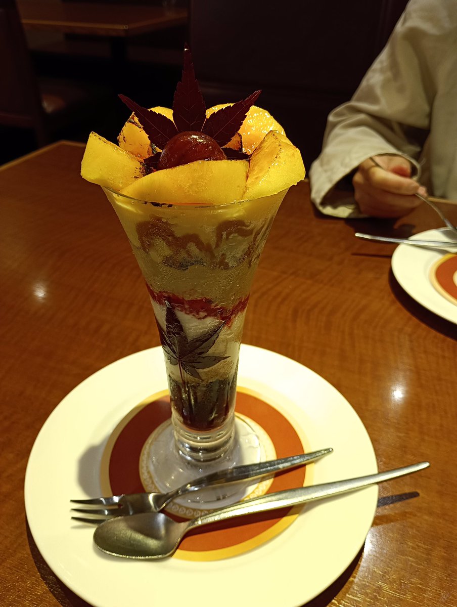 loveyouko's tweet photo. 今年も食べに来ましたよぉ
栗と柿のブリュレパフェ
仕様変更もマイナーチェンジも無く、去年と同じ品ですね
美味しい事に変わりはありませんが

ご馳走様でございますm(_ _)m https://t.co/hRKT9JrE6g