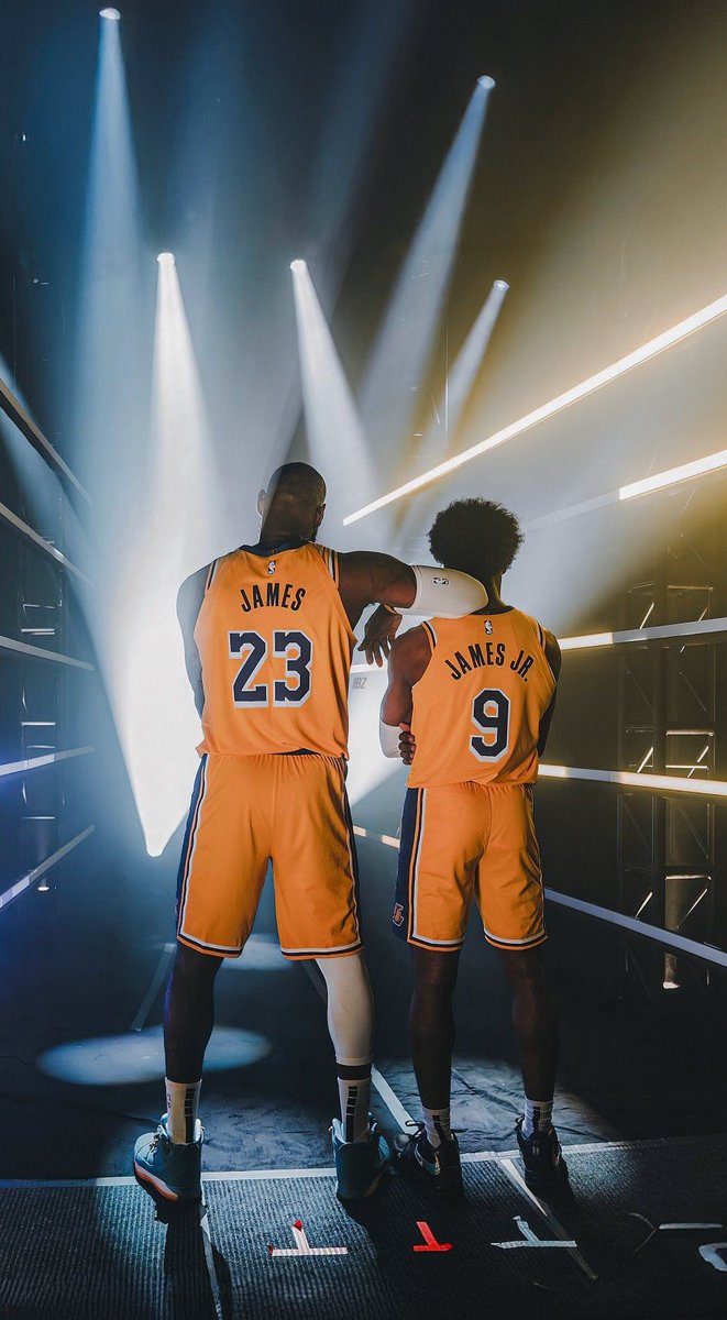 KikeGarcia41's tweet photo. ¿Es cosa mía o entre los memes y que se haya normalizado tanto que LeBron haga barbaridades, se está pasando un poco por alto lo absolutamente increíble que es que esto sea real? https://t.co/AwiSFspwT9