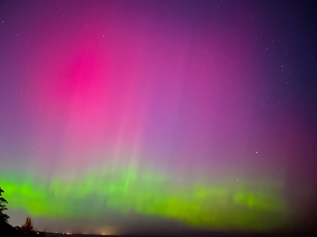 EmmaWalkerWx's tweet image. Never in a million years did I think it would be possible to see such bright and vivid aurora over Milwaukee with so much light pollution, but here we are! I’m still speechless.
#AuroraBorealis #Aurora #NorthernLights #SpaceWeather #WIwx #Milwaukee #MKE